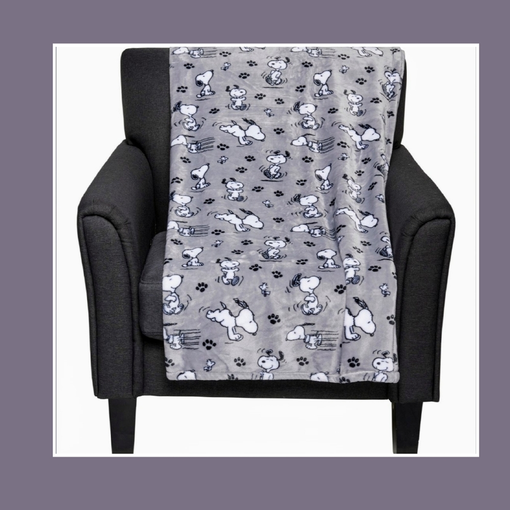 PEANUTS POSES AND PAWS FLEECE OVERSIZED THROW BLANKET
